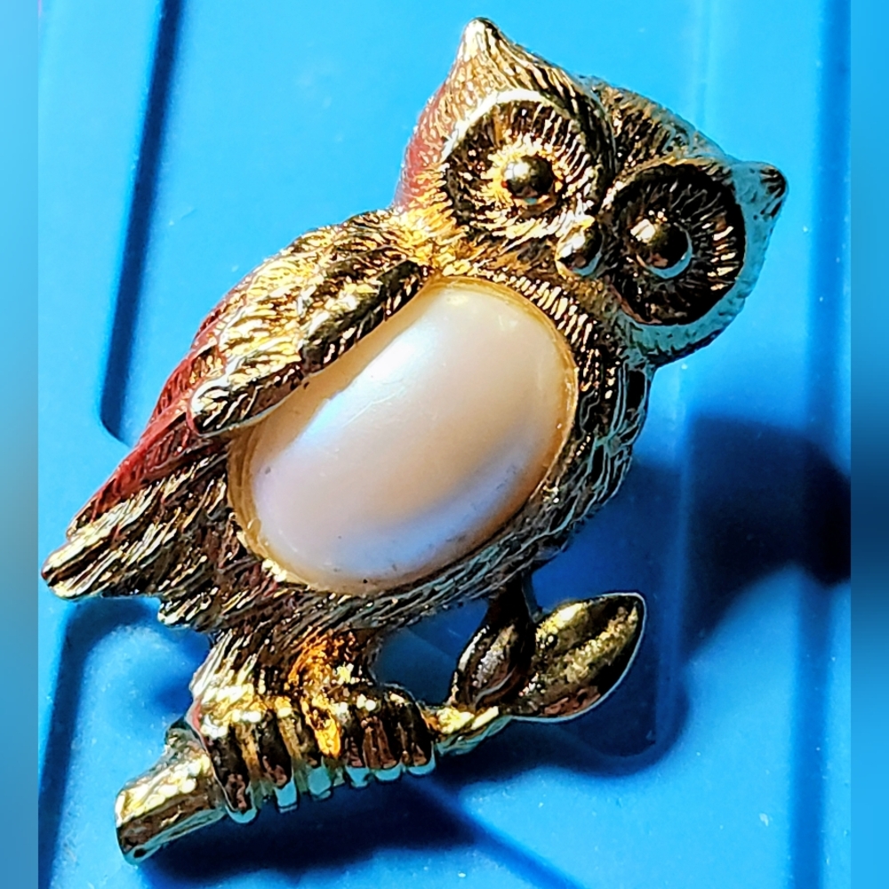 Golden Owl with Mabe Pearl Pin/Brooch - Picture 2 of 3